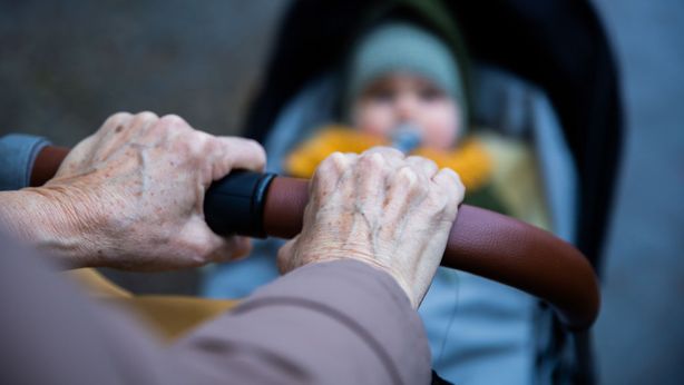 Figli sì, figli no? Dipende dai nonni (e dalla loro pensione)