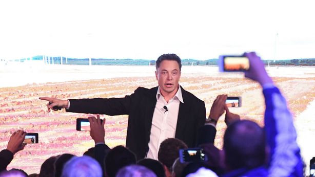 Tesla, Elon Musk ammette: “eravamo a un passo dal fallimento”
