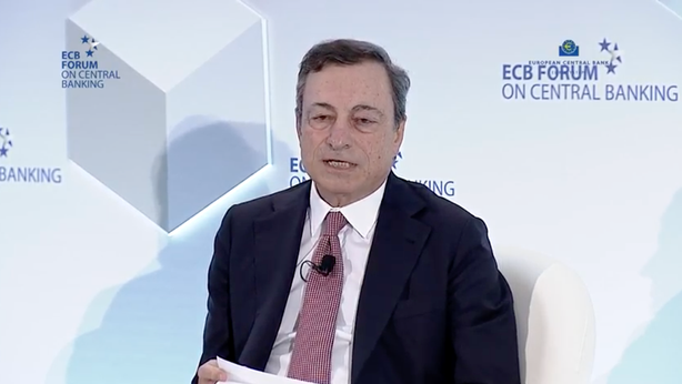 Euro forte preoccupa i mercati, in trepidazione per Draghi