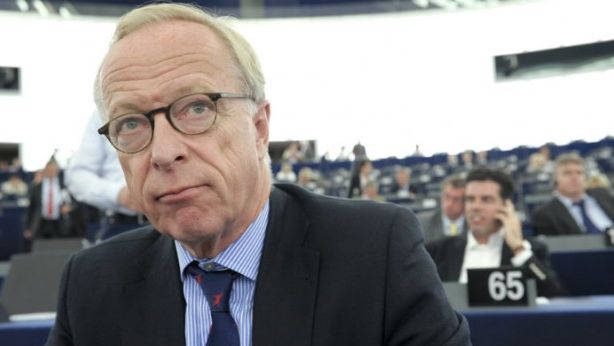 Proposta Ue: chi ha conti sopra 100 mila euro paghi per banche