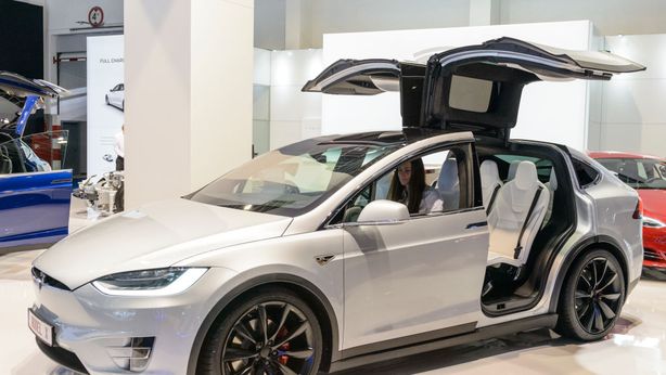 Tesla, analisti si accaniscono: titolo -40% da inizio anno
