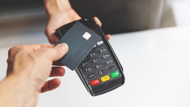 Pagamenti con bancomat e carte: arriva la multa per i negozianti che non li accettano