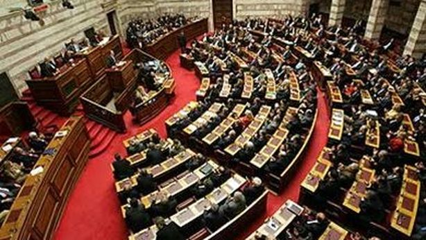 Grecia, governo prepara un maxi decreto legge. Varoufakis aggredito
