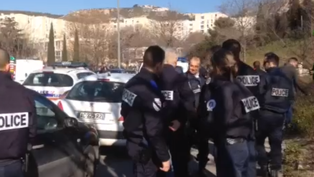 Colpi di kalashnikov a Marsiglia prima dell’arrivo del premier: è il caos