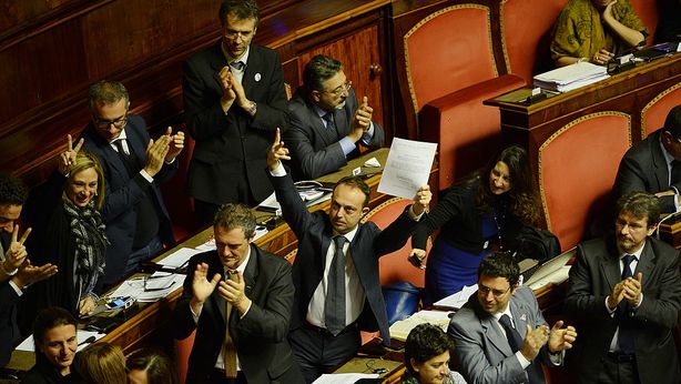 Rissa alla Camera, M5S: “dimezzare stipendi parlamentari”