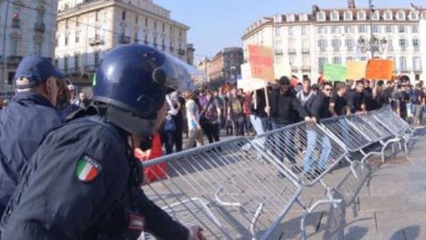 Vertice Ue sul Lavoro, scontri a Torino: tre feriti con bombe carta
