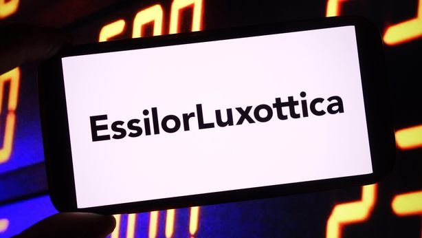 EssilorLuxottica valuta l’acquisto di una quota maggiore in Nikon