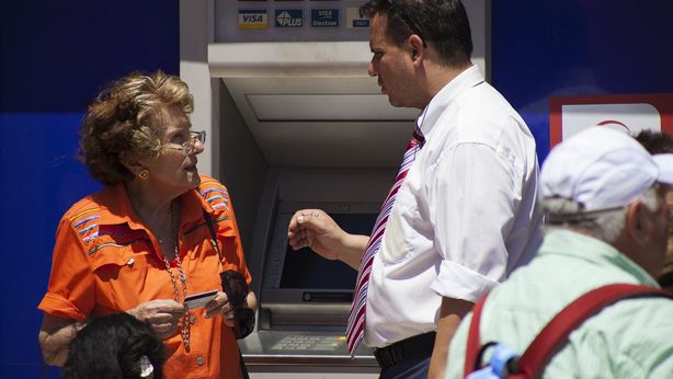 In Grecia vogliono imporre tassa sui prelievi al bancomat