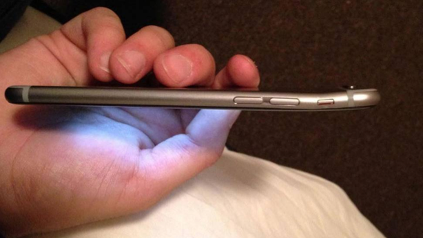 Attenti a mettere in tasca l’iPhone 6, si piega. Scoppia il “bentgate” (VIDEO)