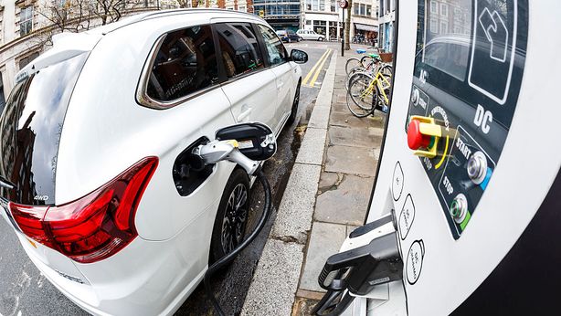 Auto elettriche, guerra per sviluppare miglior sistema di ricarica