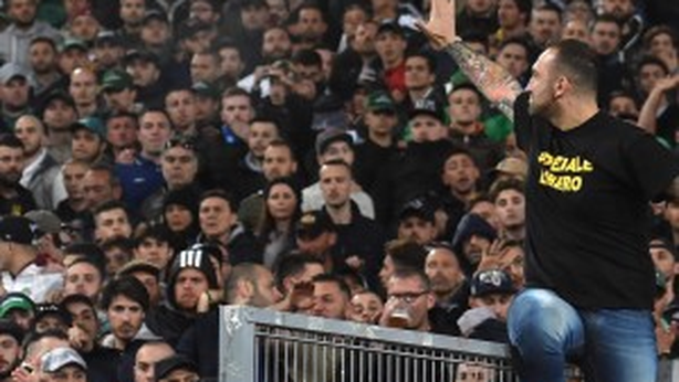 Italia, calcio in mano ai teppisti. Daspo a vita e galera per tutti