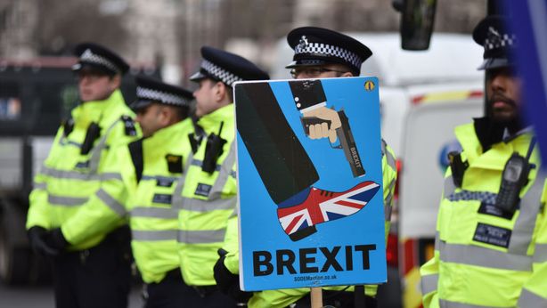Brexit: con no-deal, grande fuga dai fondi immobiliari