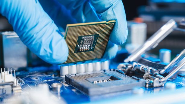 Crisi semiconduttori, la svolta: l’Europa si sgancia da Taiwan con un maxi piano da 50 miliardi