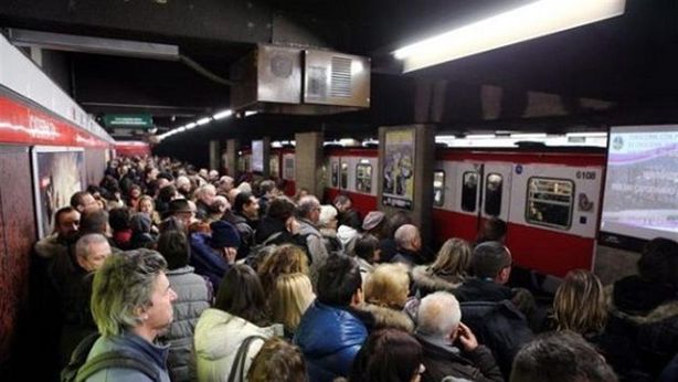Atm di Milano: il distanziamento sociale sui mezzi pubblici è impossibile