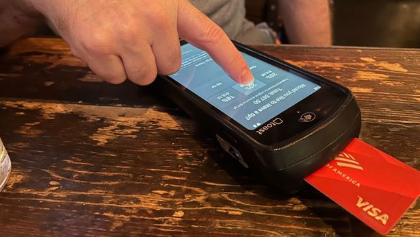 Sorpasso storico in Italia dei pagamenti digitali sul contante