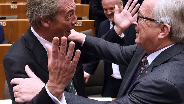 Juncker contro Farage al Parlamento Ue: “Sei per la Brexit, che ci fai qui?”
