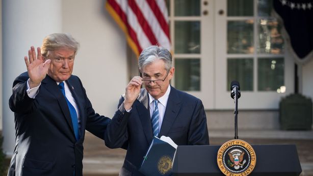 La Fed lascia i tassi fermi ma prevede due tagli entro l’anno. Trump: “Powell è uno stupido”