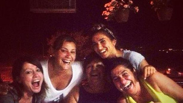 Turchia: donne sfidano governo, foto e sorrisi su Twitter