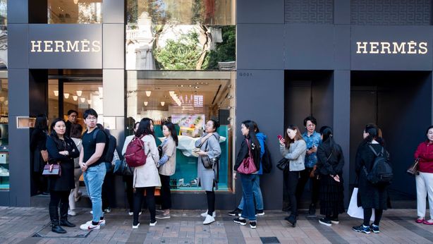 In Cina è partito il “revenge spending”, presi d’assalto negozi di lusso