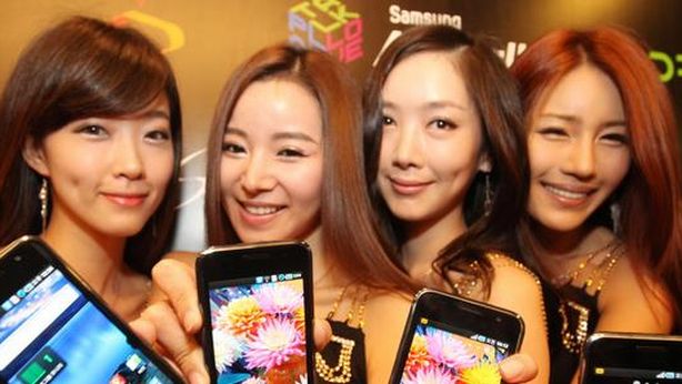 Guerra di prezzi sul mercato degli smartphone. Samsung lancia allarme utili