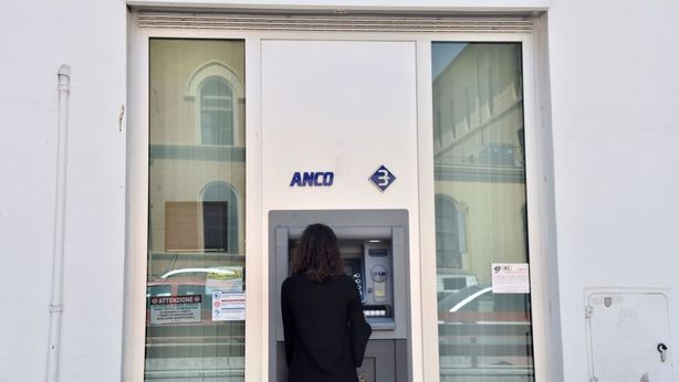 Veneto Banca: risparmiatore sfonda porta di ingresso con auto
