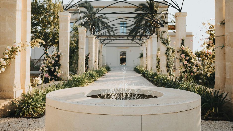 Una villa tra gli ulivi della Puglia e l’oro giallo della pietra leccese