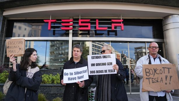 Tesla: titolo in caduta a Wall Street, analisti divisi sul futuro del gruppo di Musk