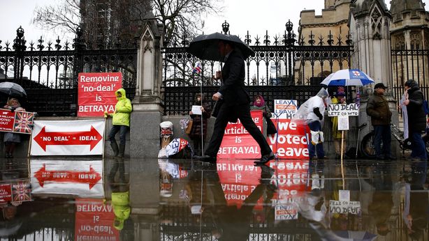 Mercati, spettro no deal Brexit fa visita a Westminster
