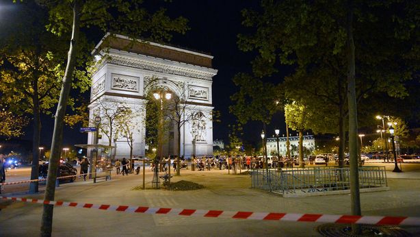 Attentato sugli Champs Elysees: fuoco sulla polizia, un morto