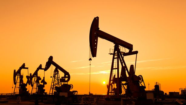 Petrolio in aumento grazie a tagli OPEC+ e scorte USA in calo