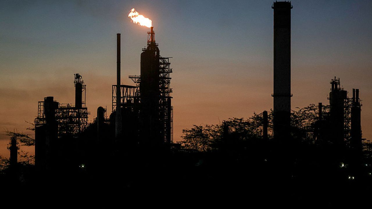 Petrolio alle stelle, prezzi sopra $ 100. G7 valuta rilascio riserve strategiche