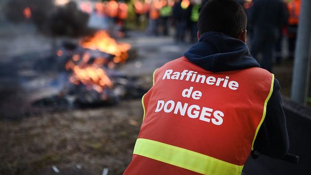 Petrolio, scioperano raffinerie: in Francia manca benzina