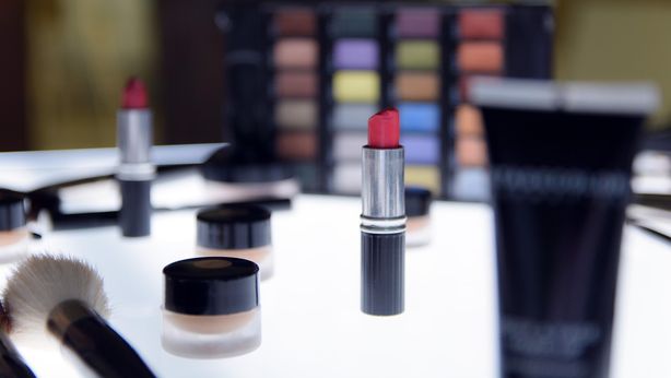 Estee Lauder, crescita del 6% nelle vendite del secondo trimestre 2025-26