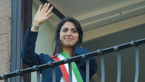 Giunta Raggi perde altro pezzo: alla deriva tra insulti e dimissioni