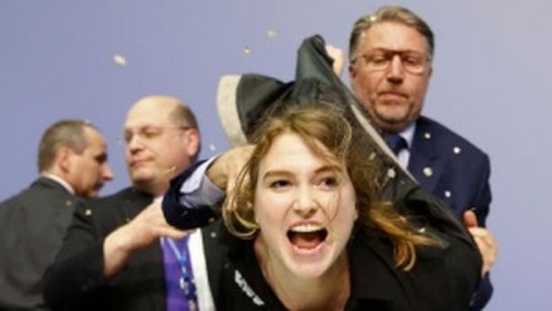 “Basta dittatura Bce”: Draghi assalito da donna