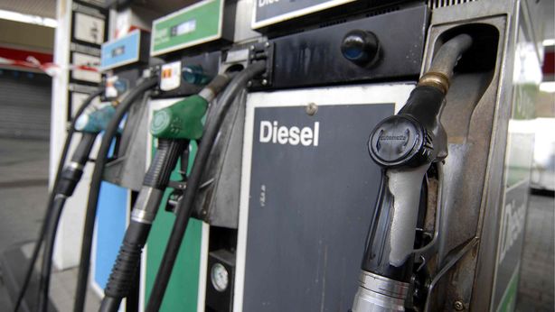 Batosta per i consumatori: da Eni & company subito rincari benzina