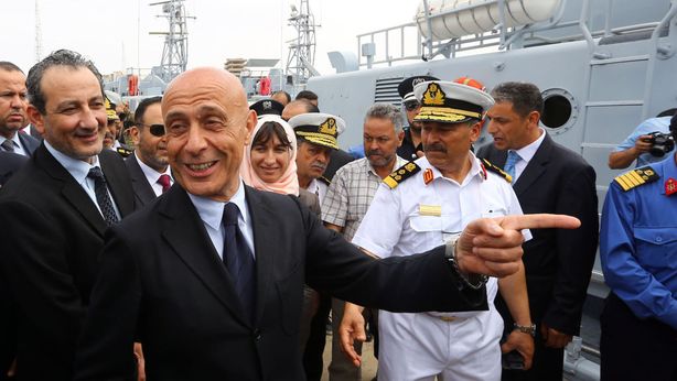 Italia bombardata da migranti, Minniti minaccia di chiudere porti
