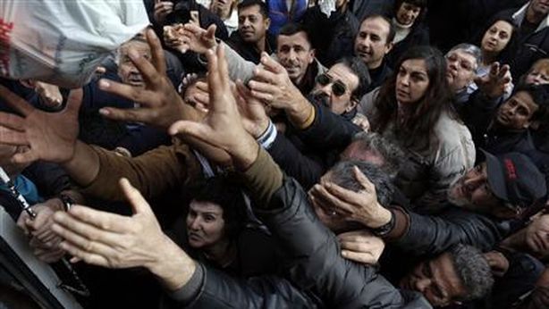 Greci i consumatori più pessimisti sulla Terra, 40% non ha reddito sufficiente