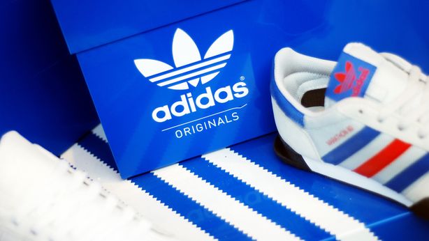 Adidas prevede utile operativo a €1,7-1,8 mld grazie a sneaker retrò