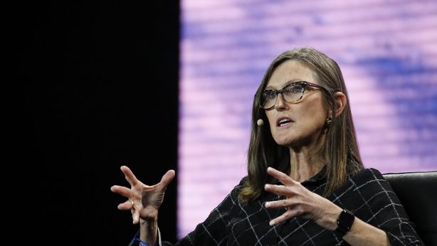 Cathie Wood va a caccia di occasioni: tre titoli che ha appena comprato