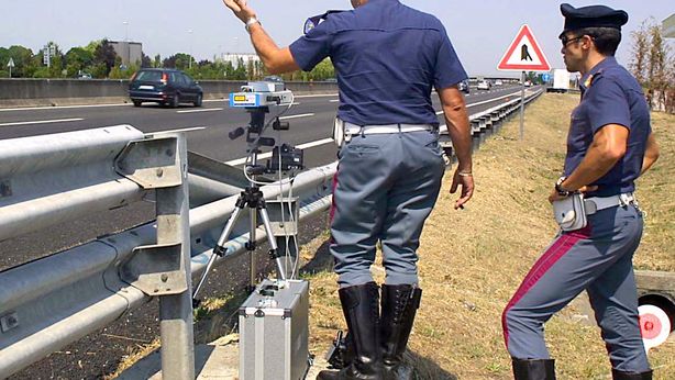 Autovelox in città, multe anche dagli spazzini: come cambia il Codice della strada