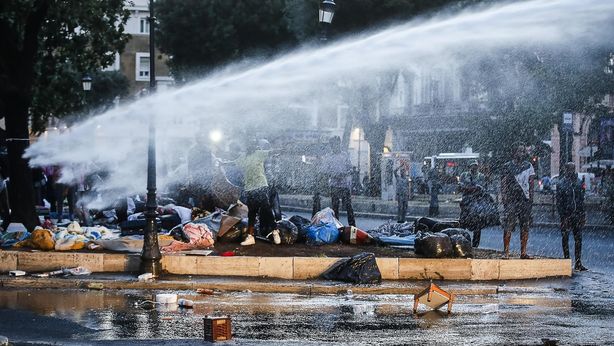 Roma, polizia usa bastoni e idranti contro i rifugiati