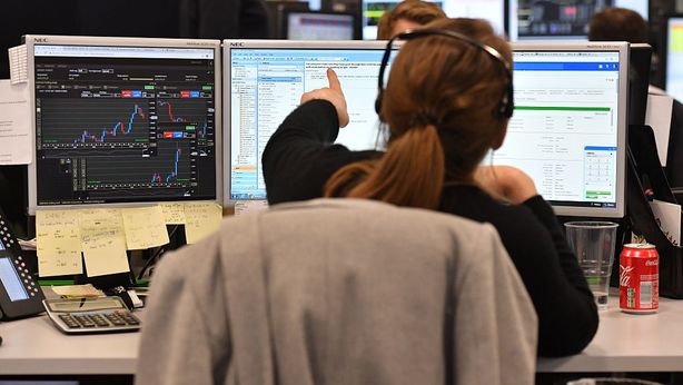 Dollaro e sterlina protagonisti. Borsa Milano, fari su Mediaset