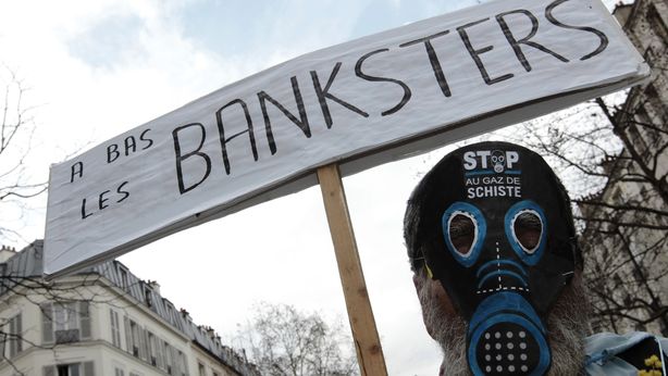 Banchieri: odio e tassi negativi, clima avverso erode profitti