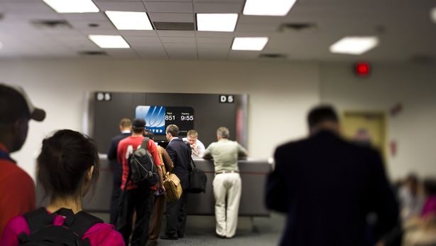 Overbooking, è legale? Come tutelarsi (e chiedere risarcimenti)