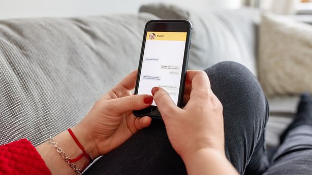 Truffa: attenzione al falso sms di Poste Italiane. I consigli per tutelarsi