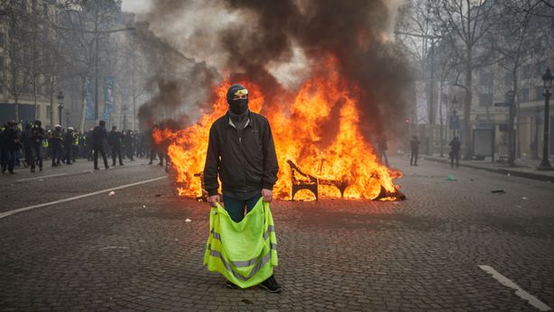 Gilet gialli, Macron vara misure per “placare la loro rabbia”