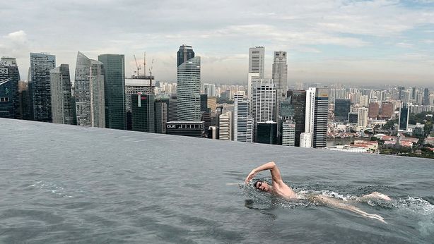 A Londra la piscina più alta del mondo sul tetto di un grattacielo