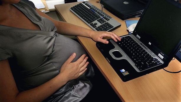 Mamme lavoratrici in pensione prima? Proposta sindacati non piace a Boeri