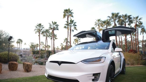 Tesla, per analisti è “codice rosso”: titolo buca anche $200